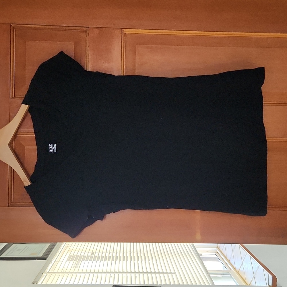 V-neck stretchy tee shirt